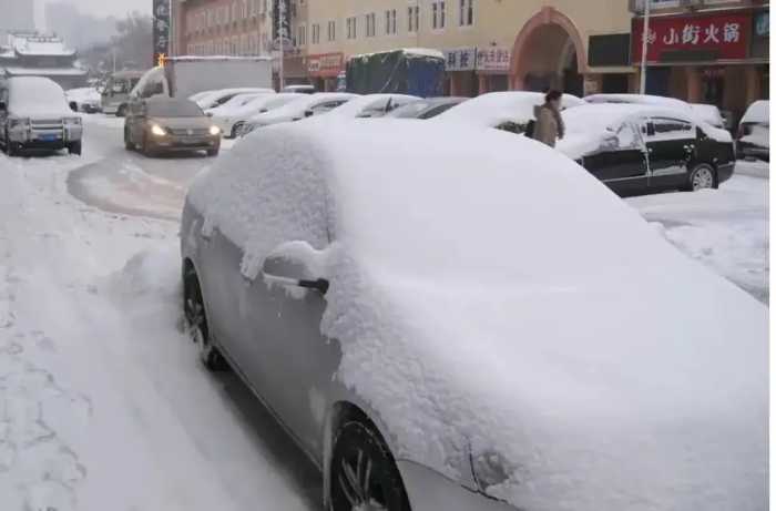 河南一场暴雪，25万新能源车主“若有所思”，取代燃油车成为闹剧